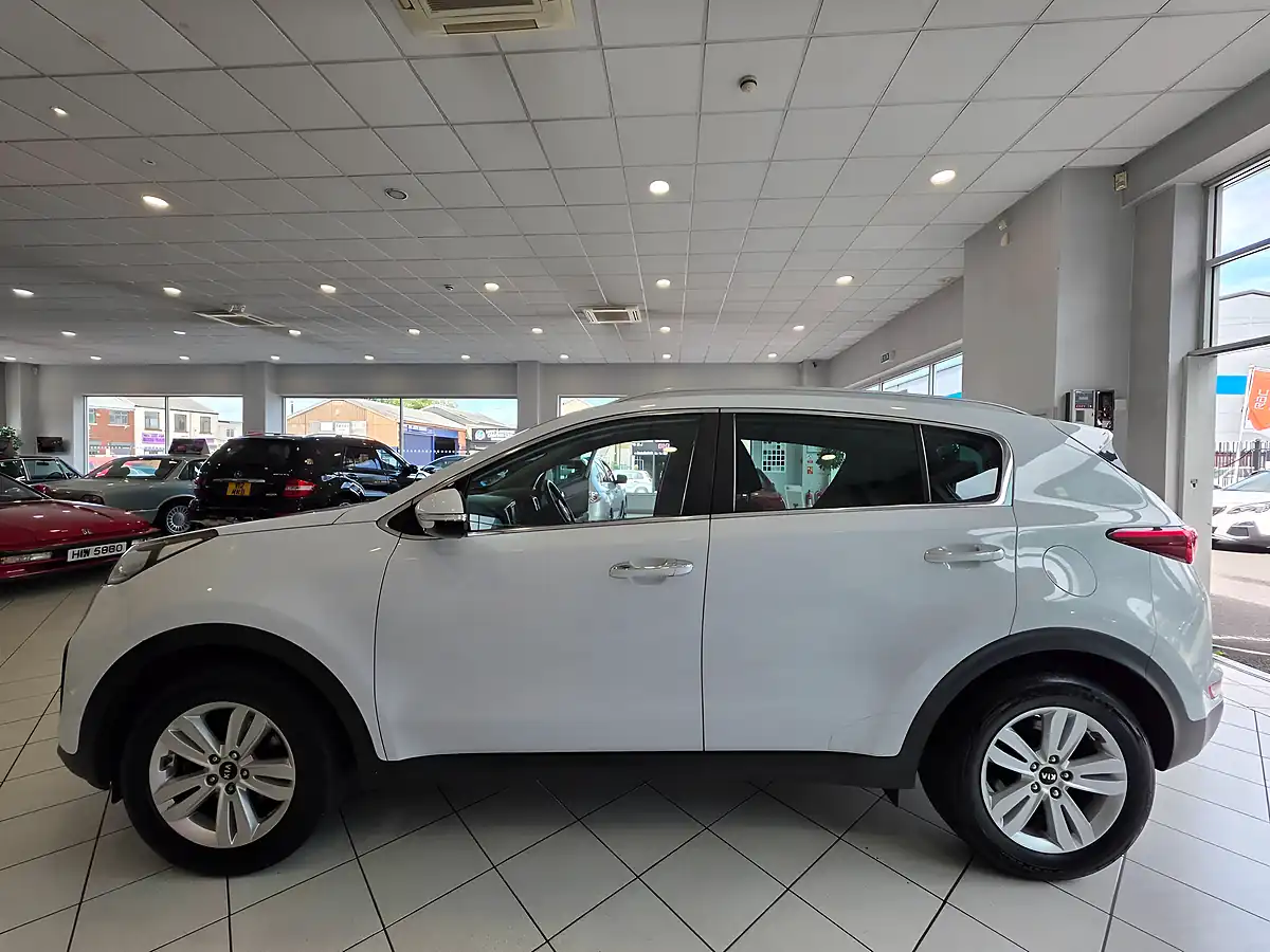 Used 2018 Kia Sportage 2 White - Interior and Exterior details 7