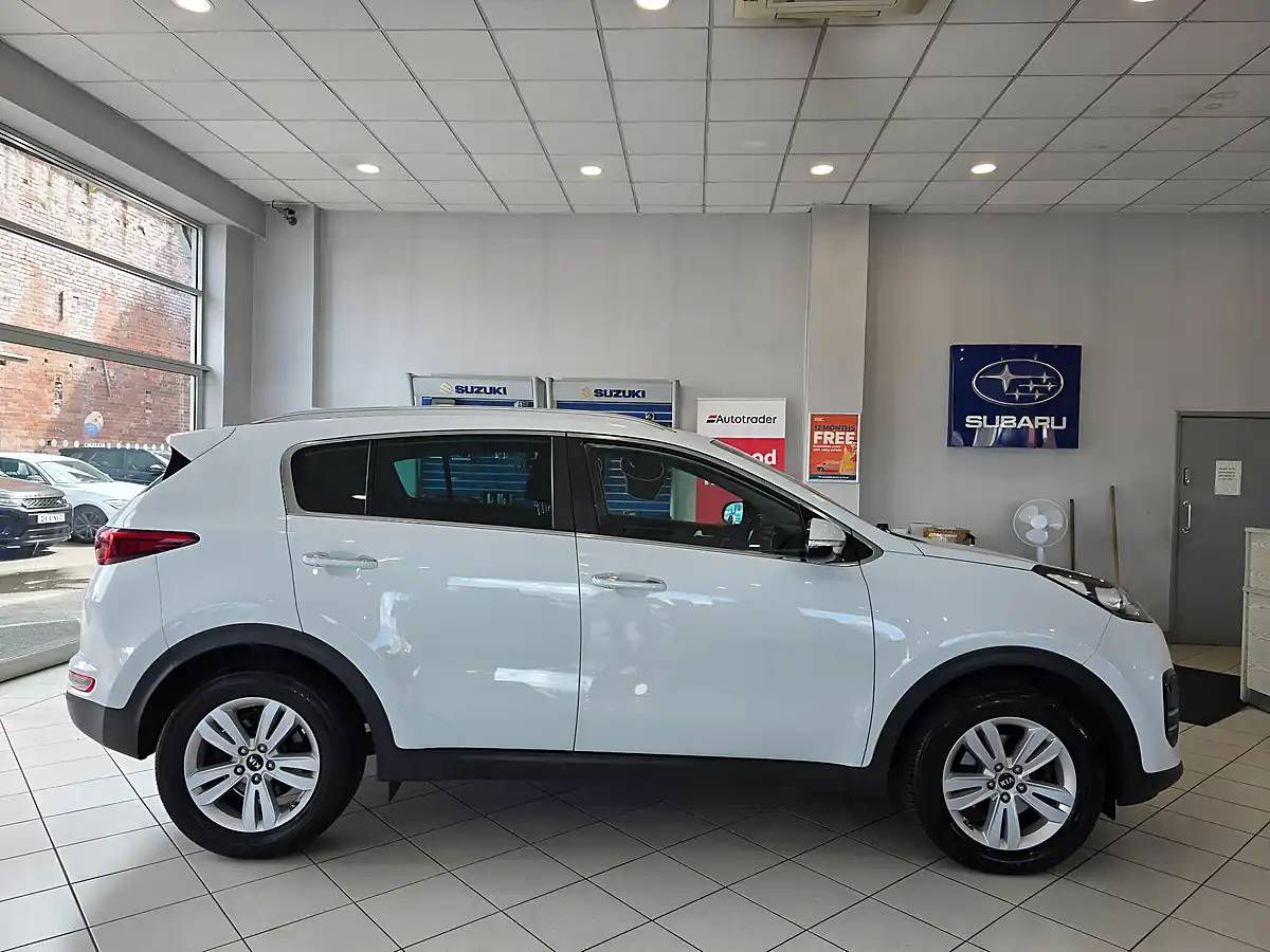 Used 2018 Kia Sportage 2 White - Interior and Exterior details 9