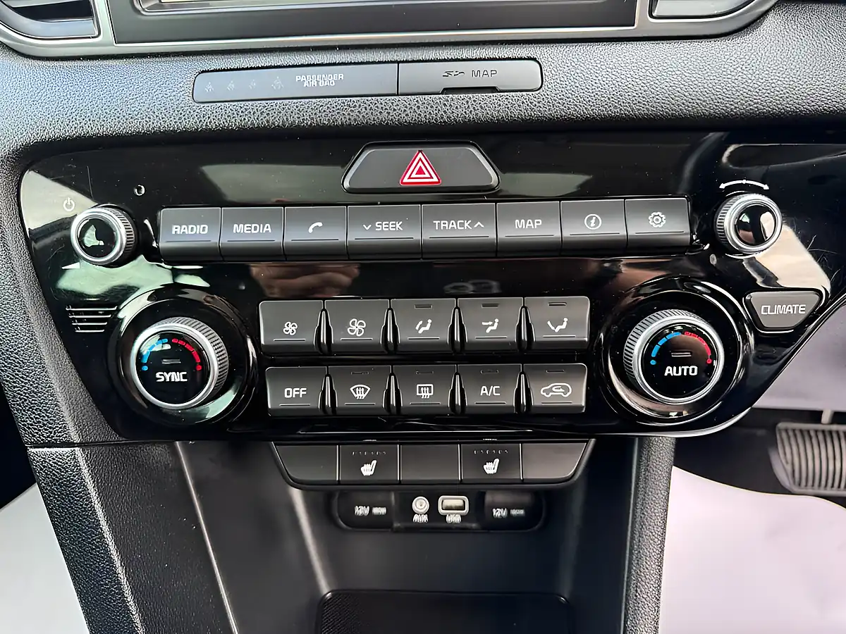 Used 2018 Kia Sportage 3 Silver - Interior and Exterior details 18