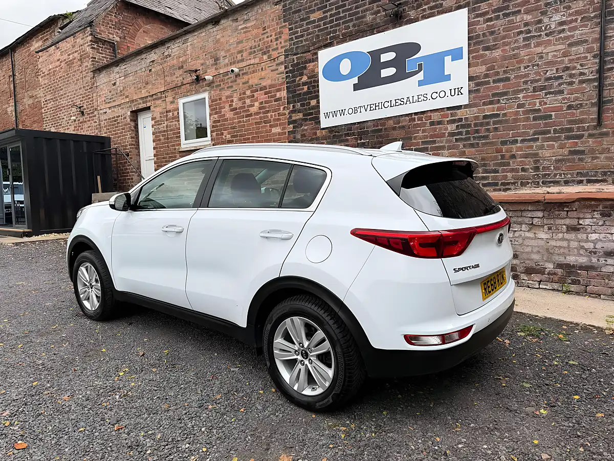 Used 2018 Kia Sportage Sportage 2 Isg White - Interior and Exterior details 6
