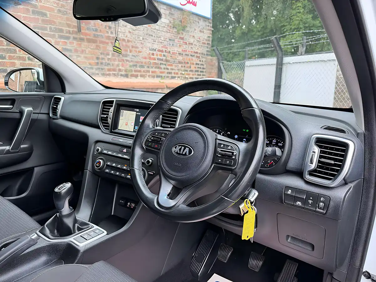 Used 2018 Kia Sportage Sportage 2 Isg White - Interior and Exterior details 8
