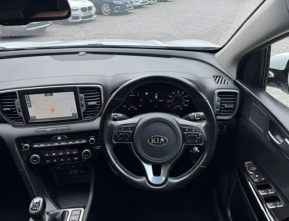 Used 2018 Kia Sportage Sportage 3 Isg White - Interior and Exterior details 11
