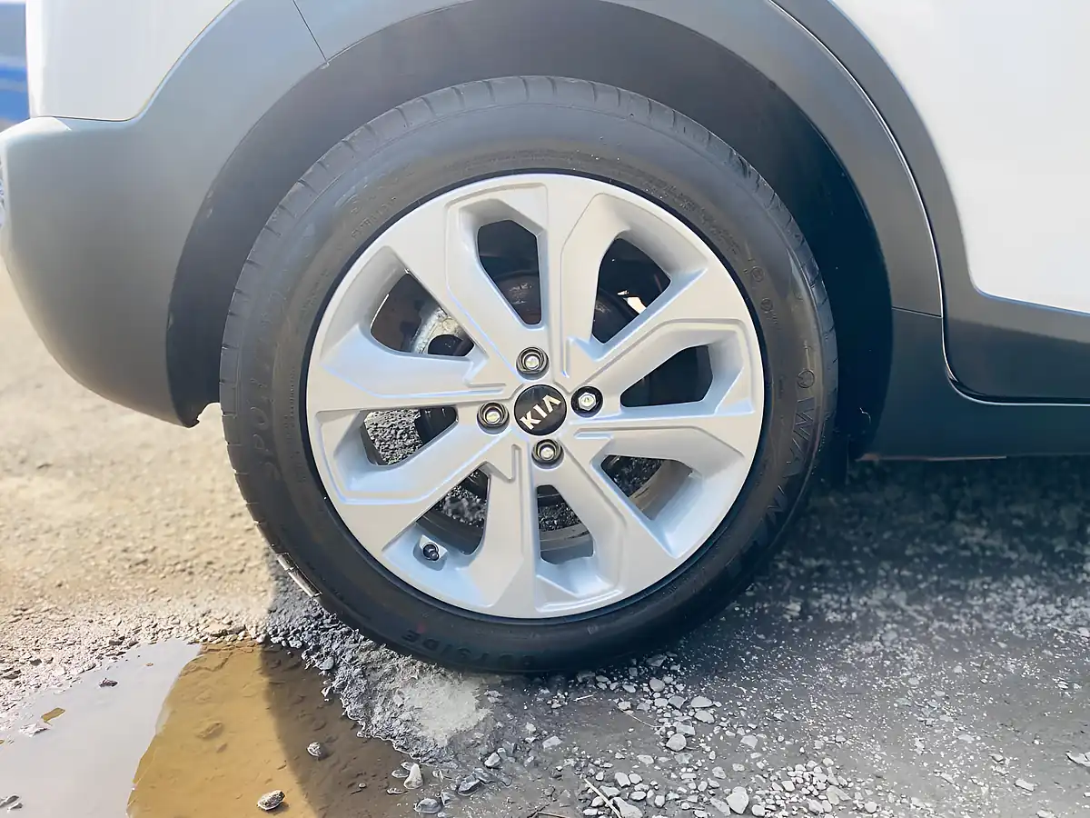 Used 2018 Kia Stonic 1 White - Interior and Exterior details 10