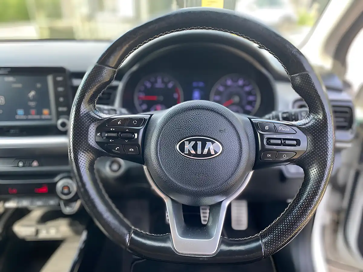 Used 2018 Kia Stonic 1 White - Interior and Exterior details 13