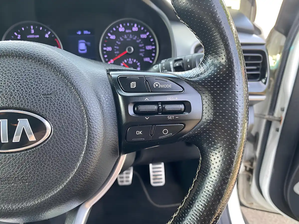 Used 2018 Kia Stonic 1 White - Interior and Exterior details 14