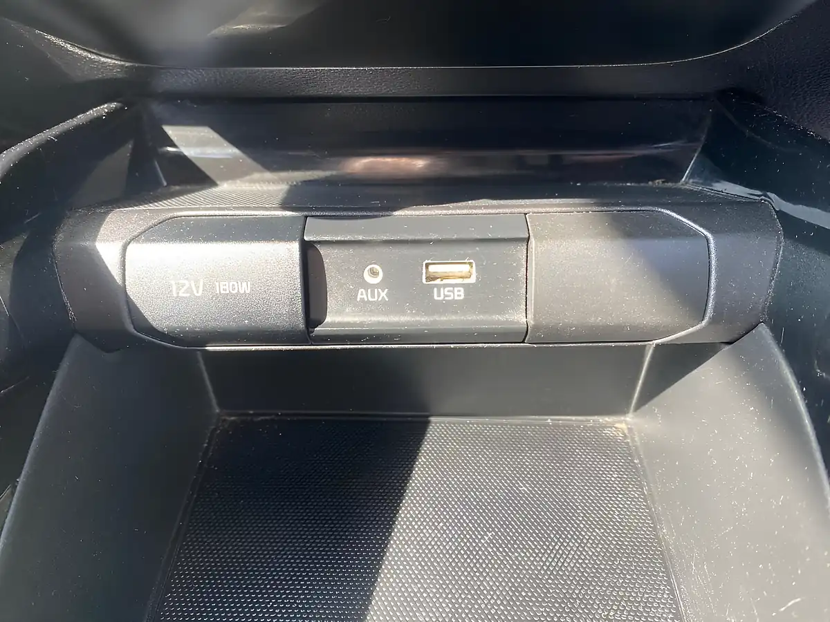 Used 2018 Kia Stonic 1 White - Interior and Exterior details 15