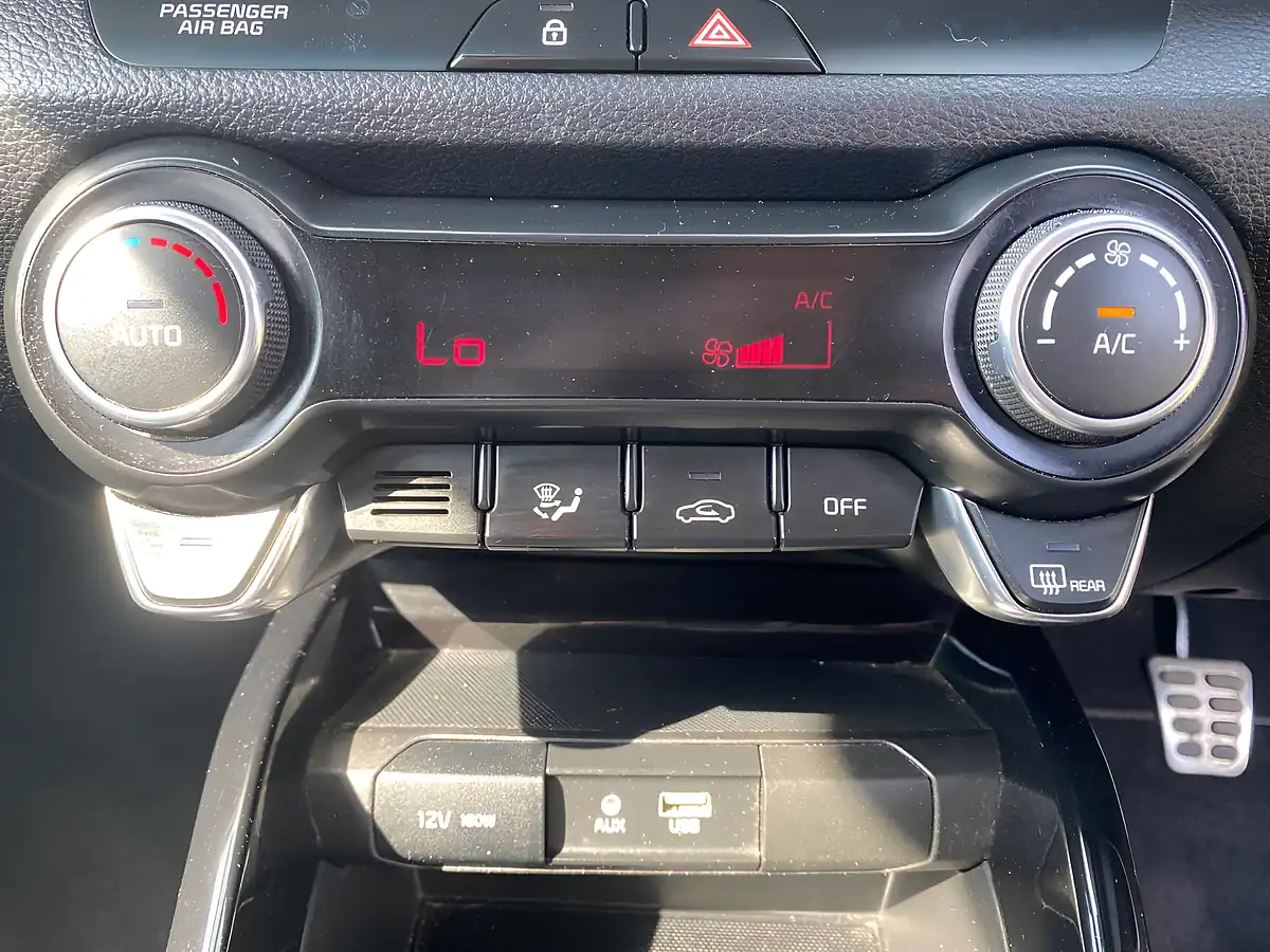 Used 2018 Kia Stonic 1 White - Interior and Exterior details 16