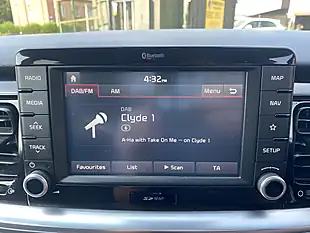 Used 2018 Kia Stonic 1 White - Interior and Exterior details 17