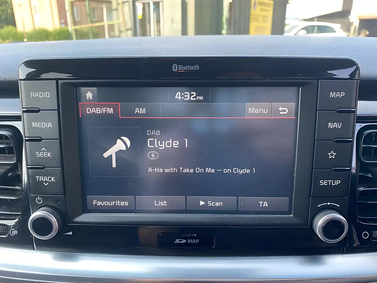 Used 2018 Kia Stonic 1 White - Interior and Exterior details 17