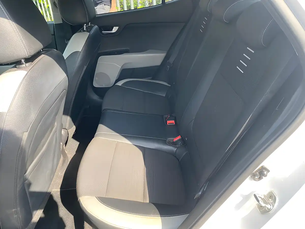 Used 2018 Kia Stonic 1 White - Interior and Exterior details 19