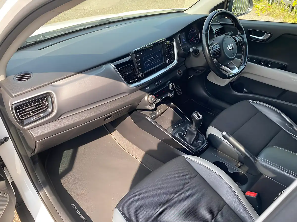 Used 2018 Kia Stonic 1 White - Interior and Exterior details 5
