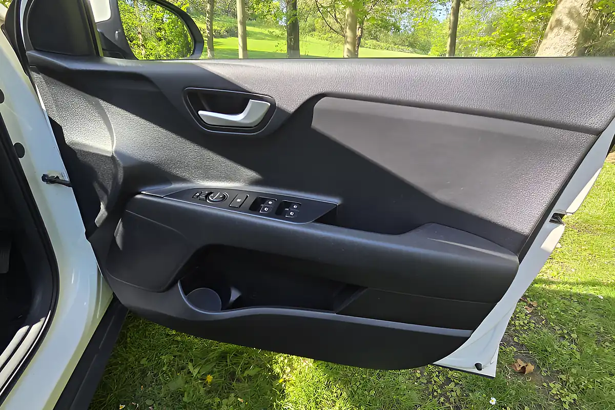 Used 2018 Kia Stonic 2 Isg White - Interior and Exterior details 15