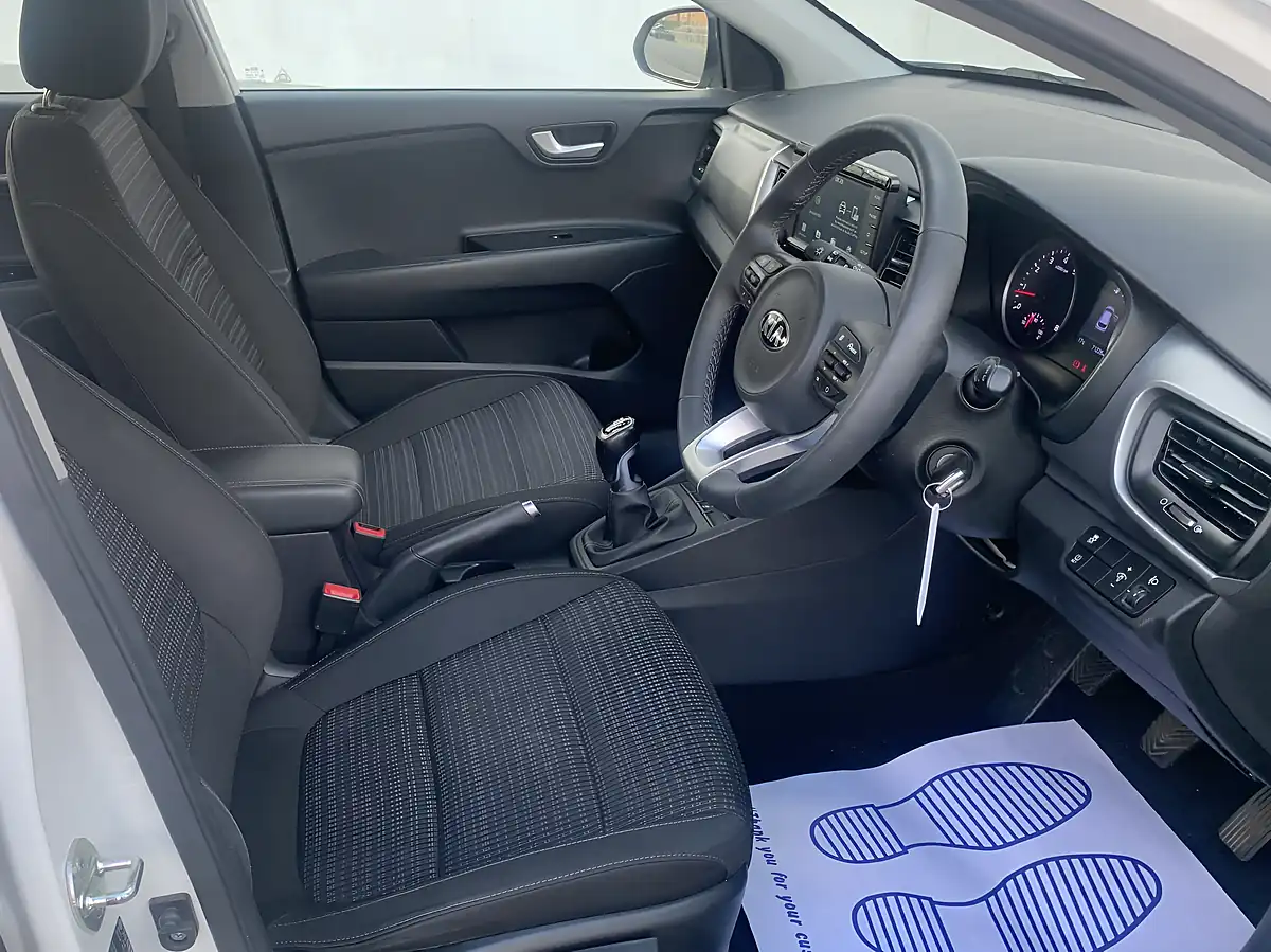 Used 2018 Kia Stonic 2 White - Interior and Exterior details 5