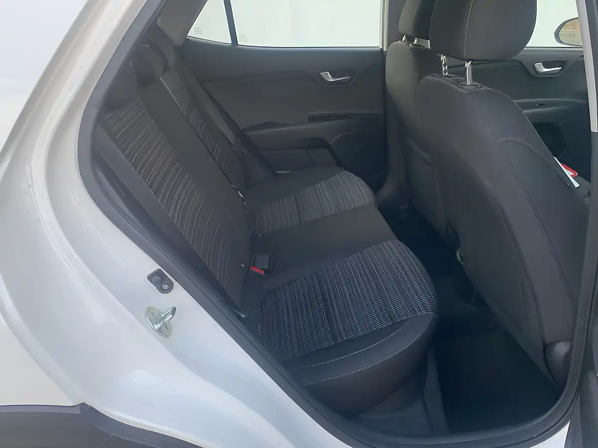 Used 2018 Kia Stonic 2 White - Interior and Exterior details 8