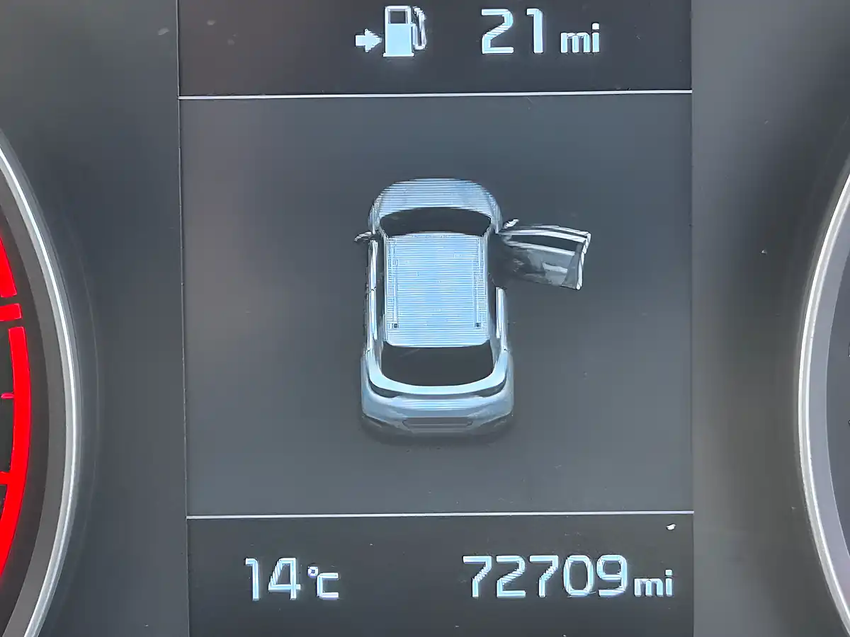 Used 2018 Kia Stonic 2 White - Interior and Exterior details 11