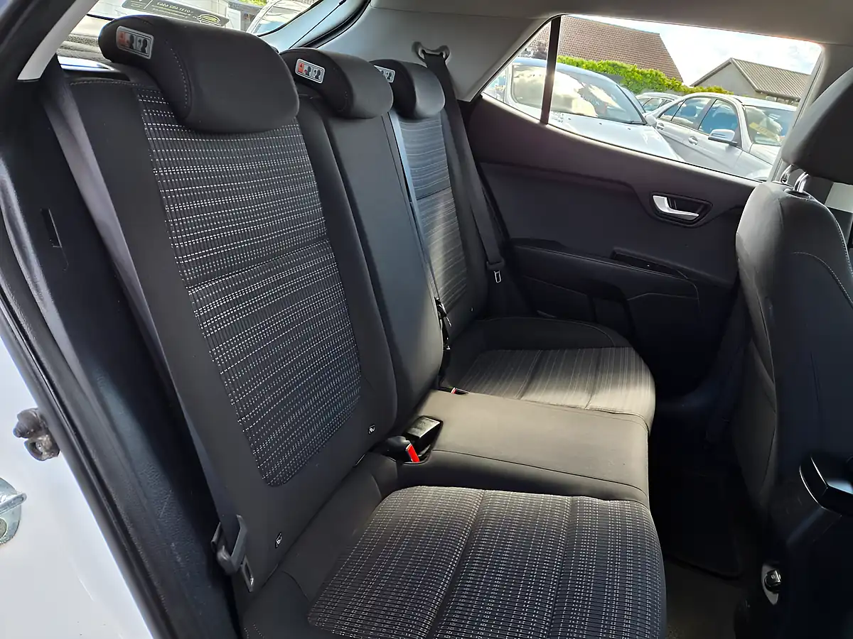 Used 2018 Kia Stonic 2 White - Interior and Exterior details 14