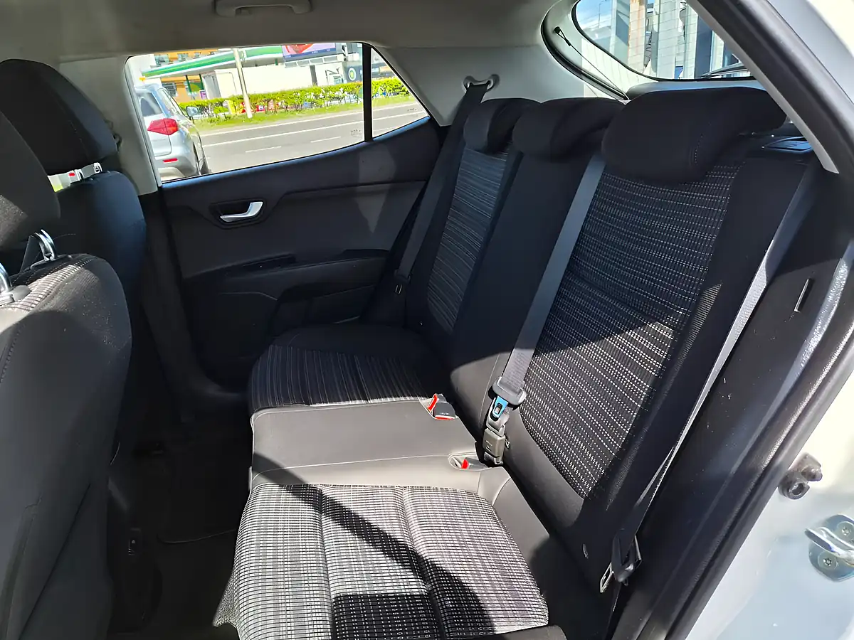 Used 2018 Kia Stonic 2 White - Interior and Exterior details 16