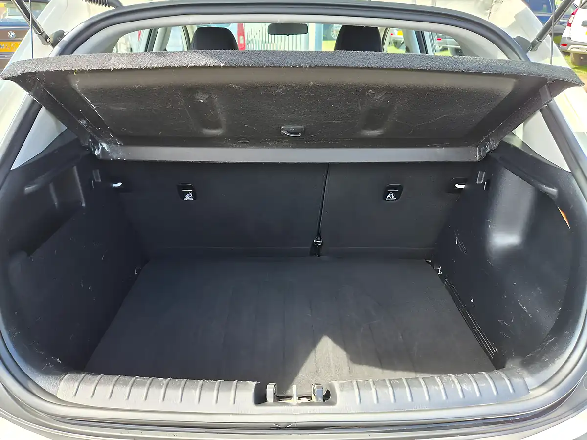 Used 2018 Kia Stonic 2 White - Interior and Exterior details 19