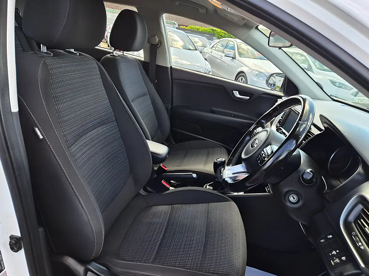 Used 2018 Kia Stonic 2 White - Interior and Exterior details 7
