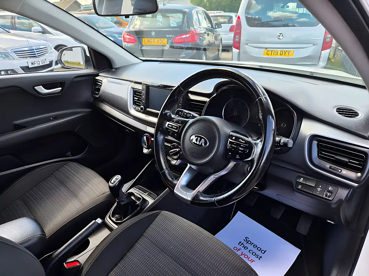 Used 2018 Kia Stonic 2 White - Interior and Exterior details 8