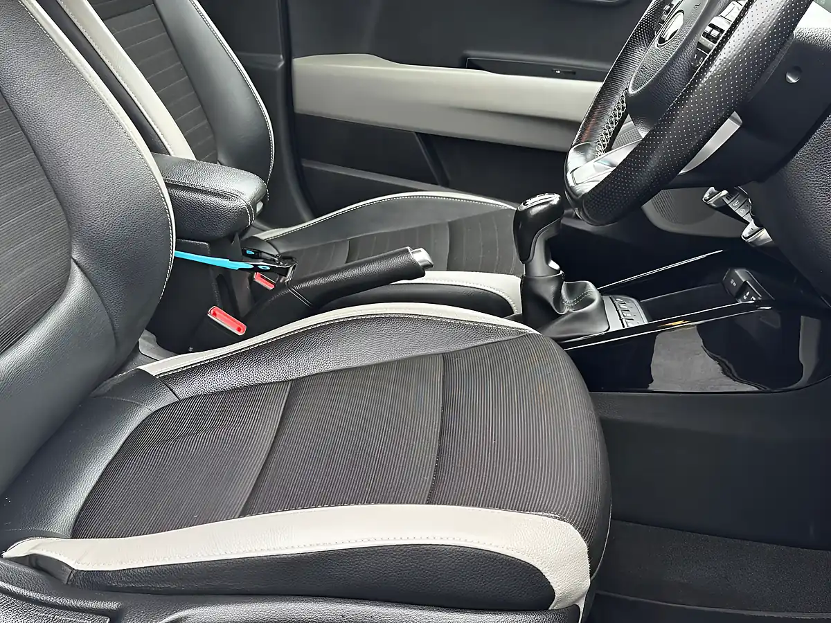Used 2018 Kia Stonic First Edition White - Interior and Exterior details 10