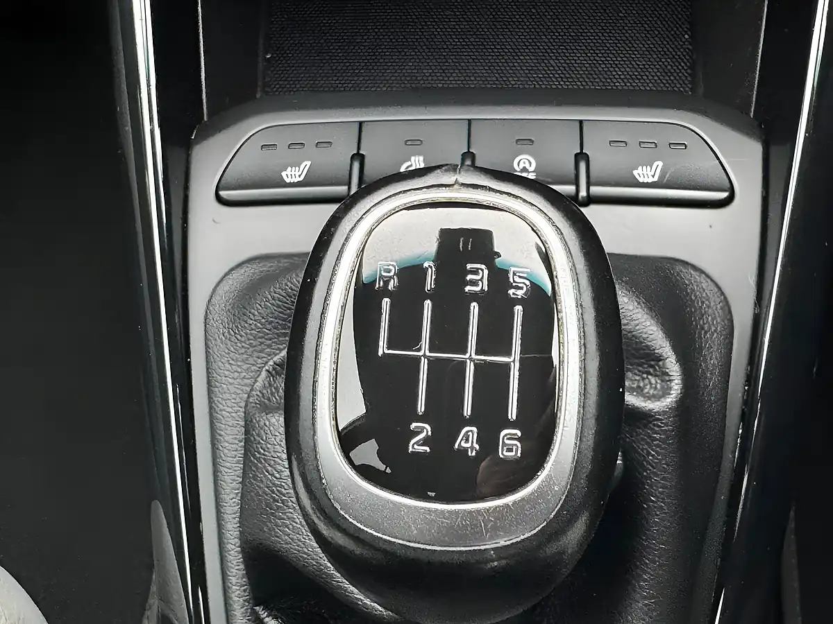 Used 2018 Kia Stonic First Edition White - Interior and Exterior details 12