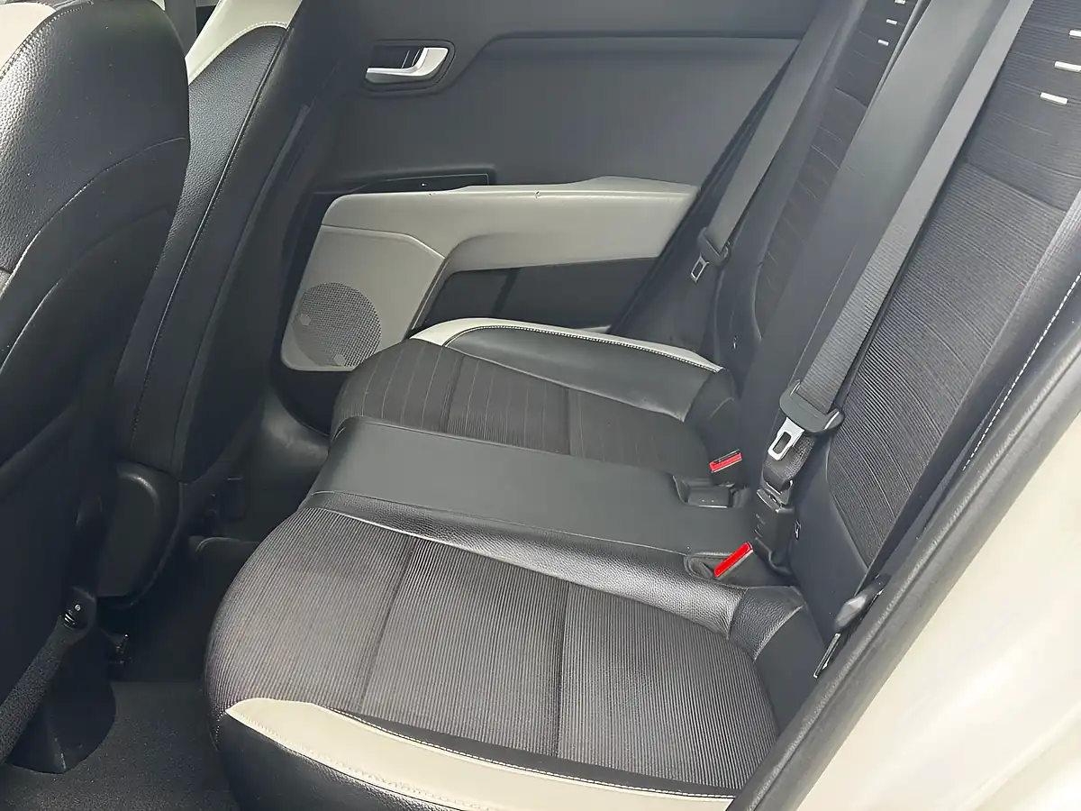 Used 2018 Kia Stonic First Edition White - Interior and Exterior details 16
