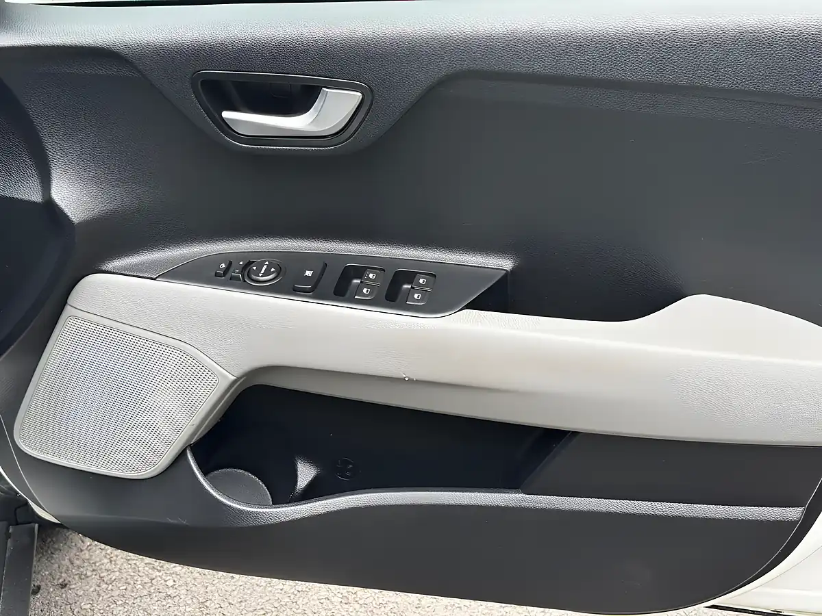 Used 2018 Kia Stonic First Edition White - Interior and Exterior details 20