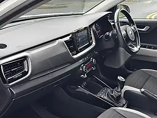 Used 2018 Kia Stonic First Edition White - Interior and Exterior details 6