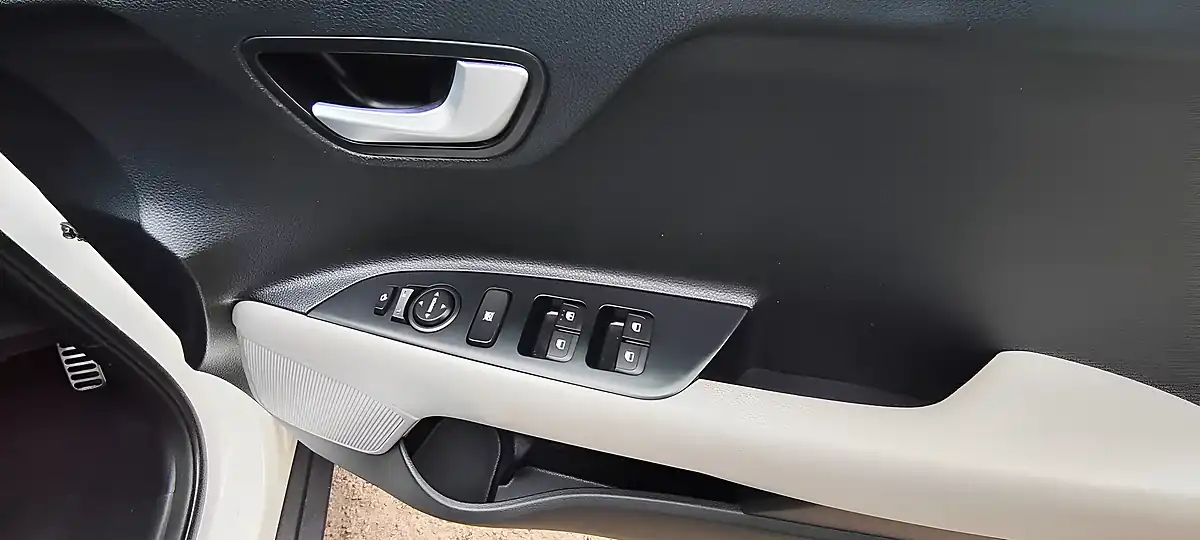 Used 2018 Kia Stonic First Edition White - Interior and Exterior details 10