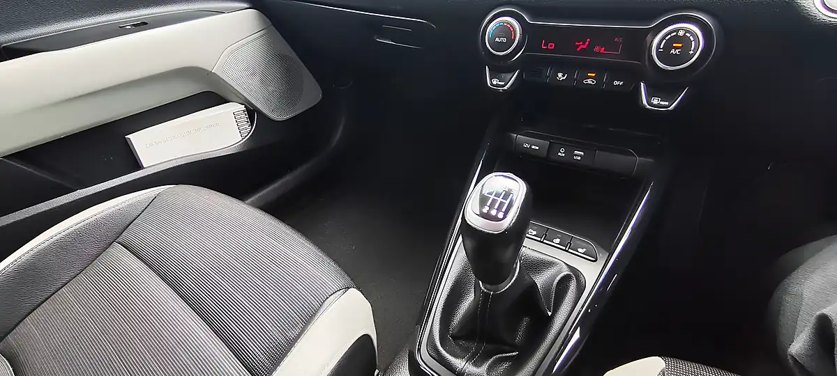 Used 2018 Kia Stonic First Edition White - Interior and Exterior details 18