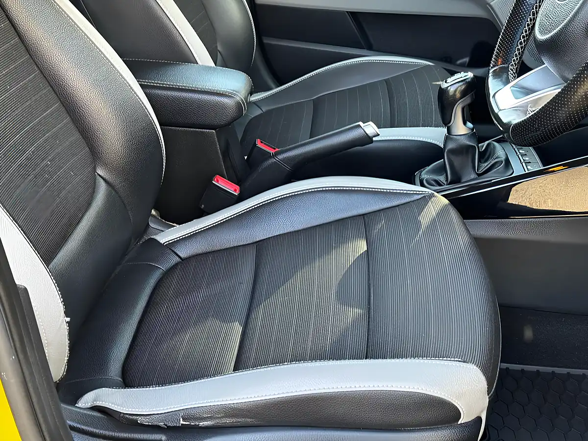 Used 2018 Kia Stonic First Edition Yellow - Interior and Exterior details 10