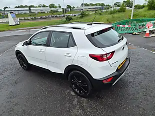 Used 2018 Kia Stonic White - Interior and Exterior details 8