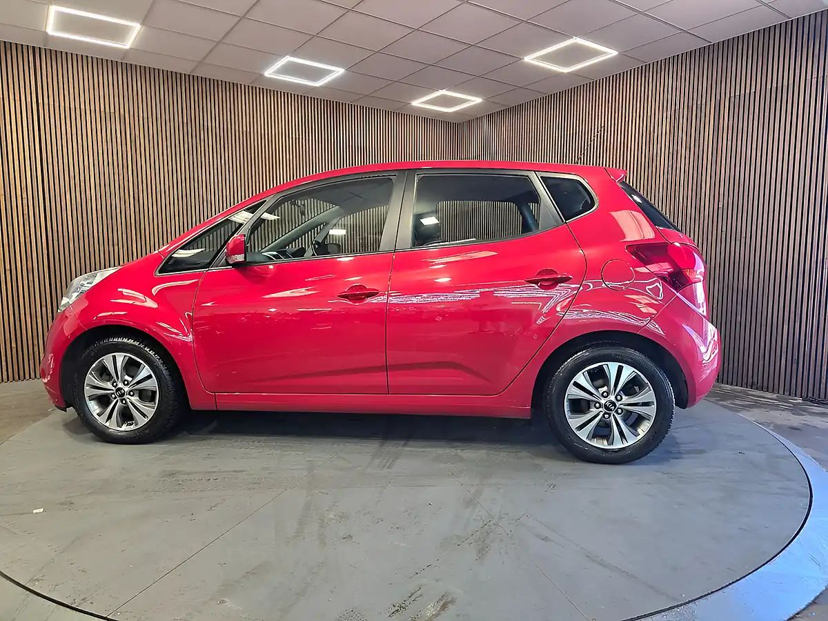 Used 2018 Kia Venga 2 Red - Interior and Exterior details 5