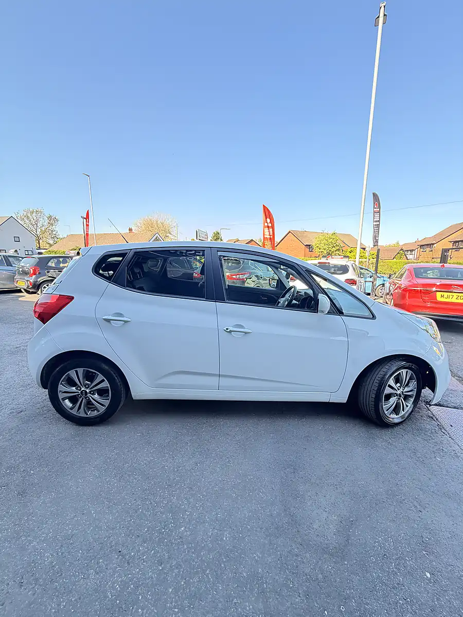 Used 2018 Kia Venga 3 White - Interior and Exterior details 8