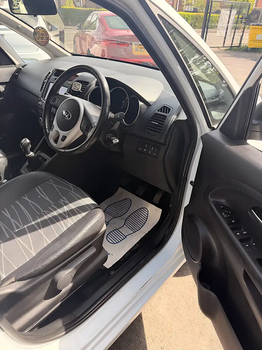 Used 2018 Kia Venga 3 White - Interior and Exterior details 9
