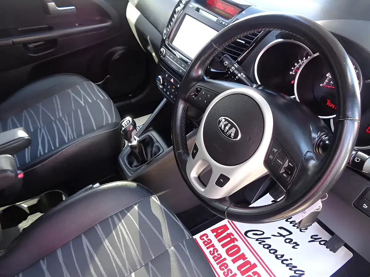 Used 2018 Kia Venga 3 White - Interior and Exterior details 6