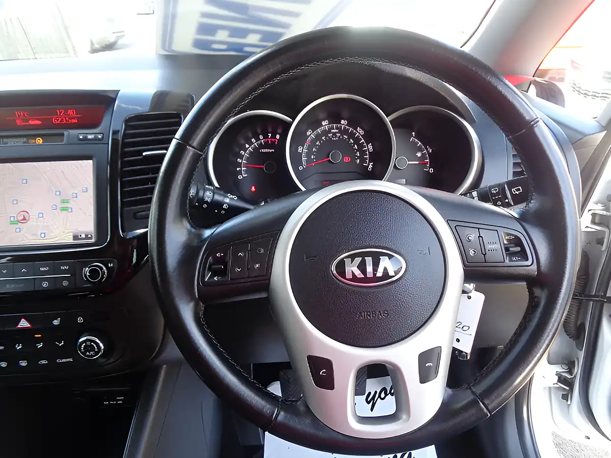 Used 2018 Kia Venga 3 White - Interior and Exterior details 7