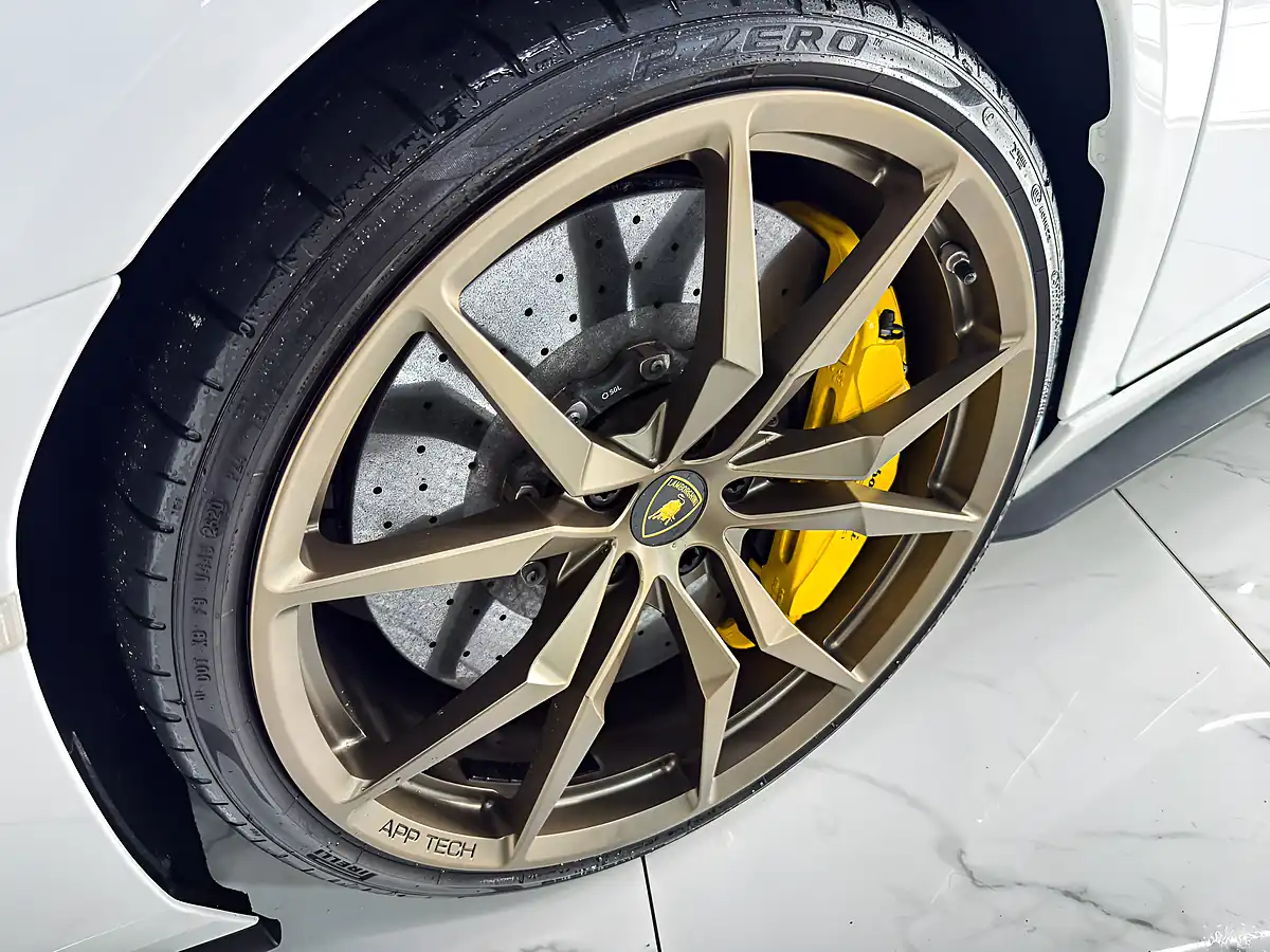 Used 2018 Lamborghini Aventador Lp 740-4 S White - Interior and Exterior details 16