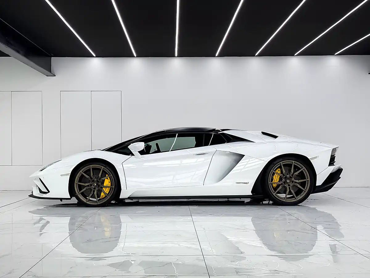 Used 2018 Lamborghini Aventador Lp 740-4 S White - Interior and Exterior details 6