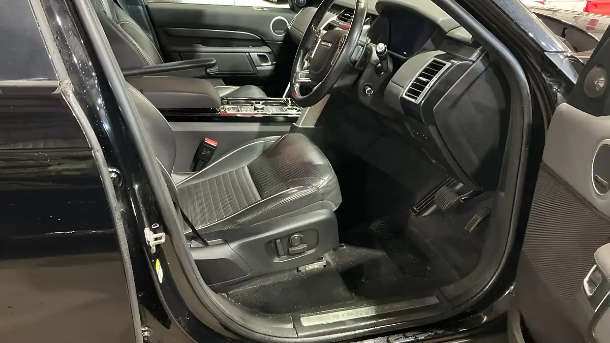 Used 2018 Land Rover Discovery Hse Black - Interior and Exterior details 12
