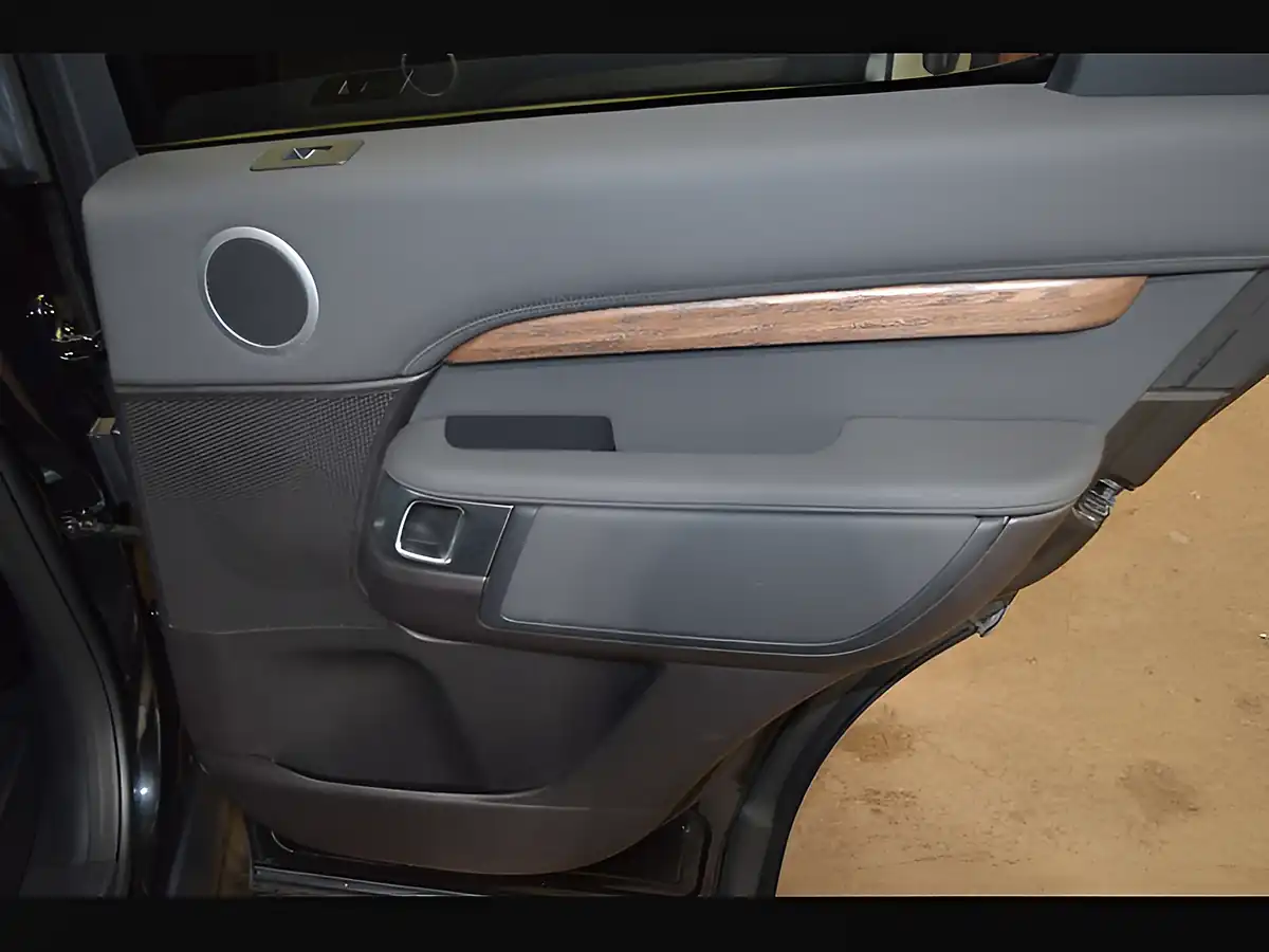 Used 2018 Land Rover Discovery Hse Black - Interior and Exterior details 13