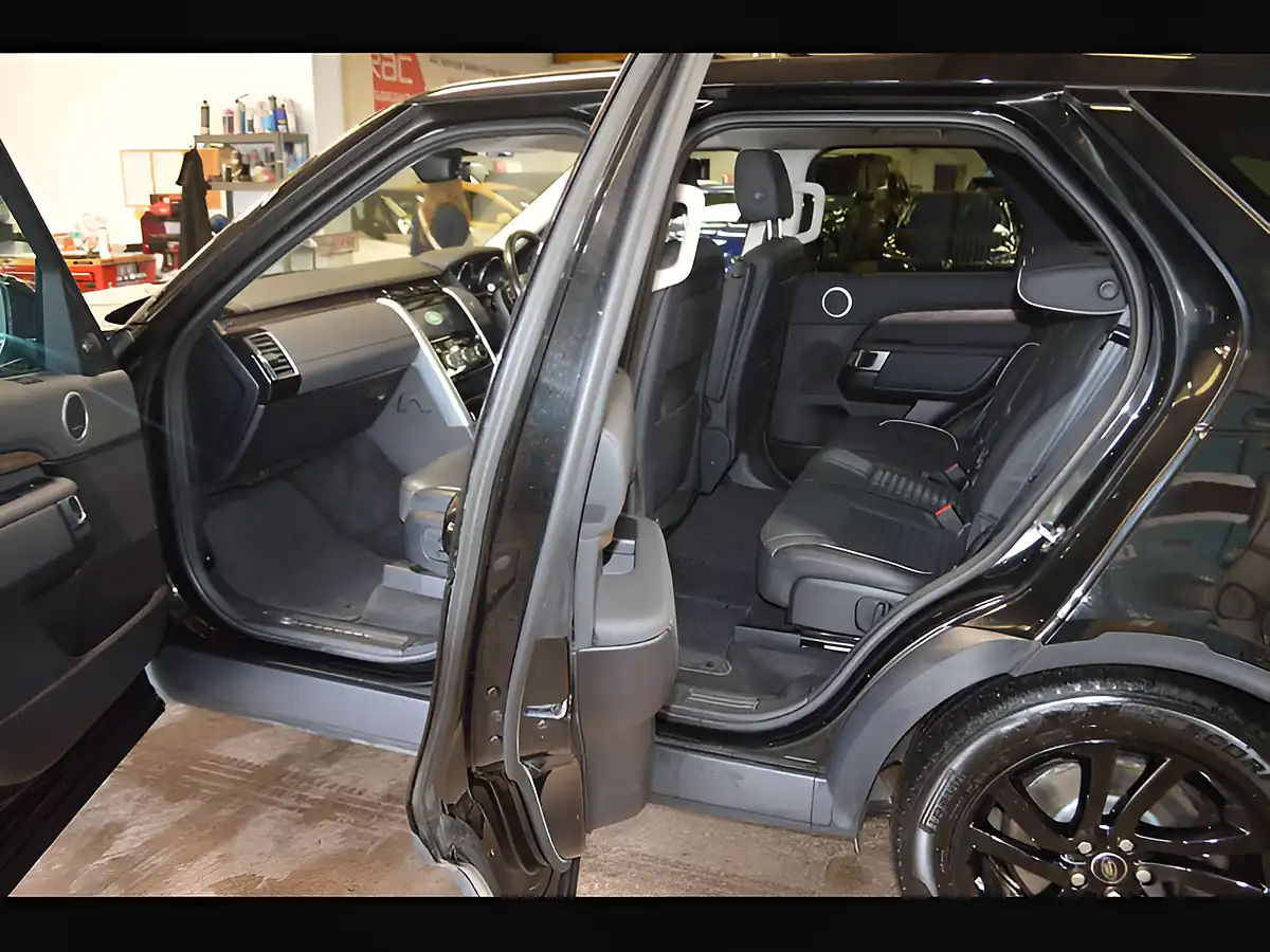 Used 2018 Land Rover Discovery Hse Black - Interior and Exterior details 14
