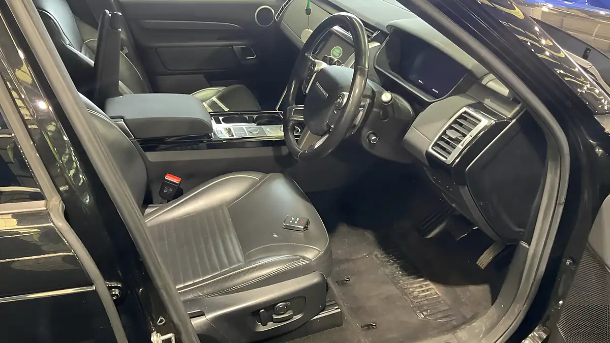 Used 2018 Land Rover Discovery Hse Black - Interior and Exterior details 11
