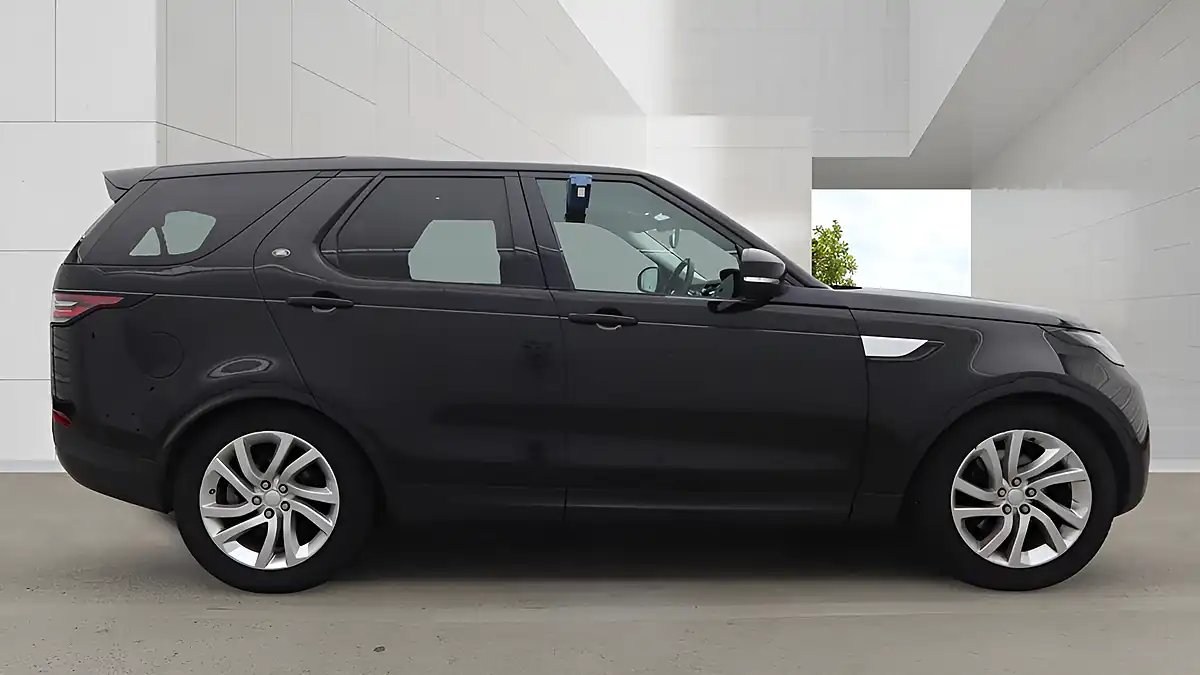Used 2018 Land Rover Discovery Hse Black - Interior and Exterior details 5