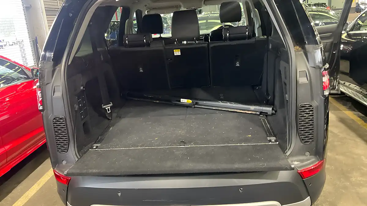 Used 2018 Land Rover Discovery Hse Black - Interior and Exterior details 9