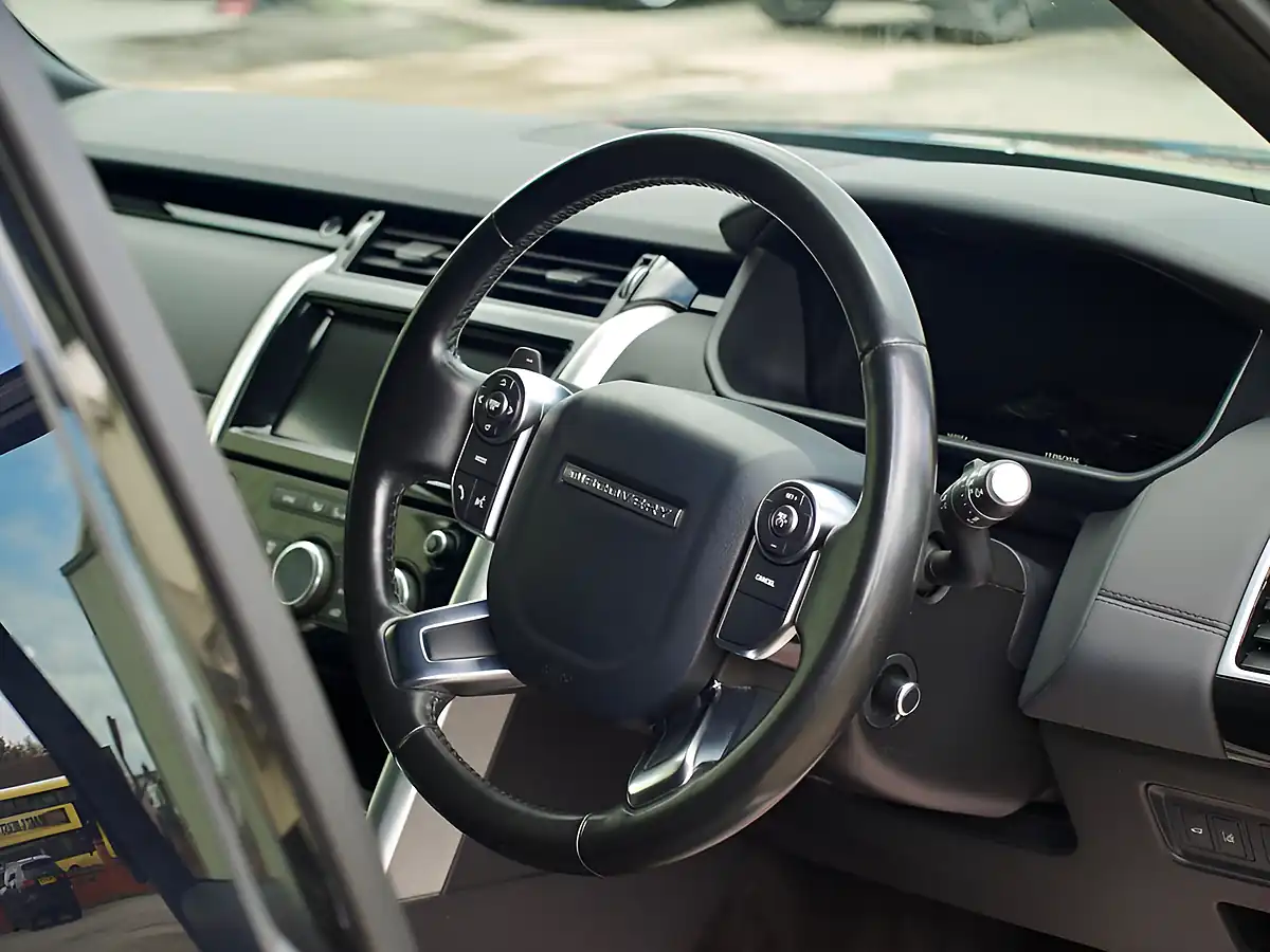 Used 2018 Land Rover Discovery Hse Black - Interior and Exterior details 11