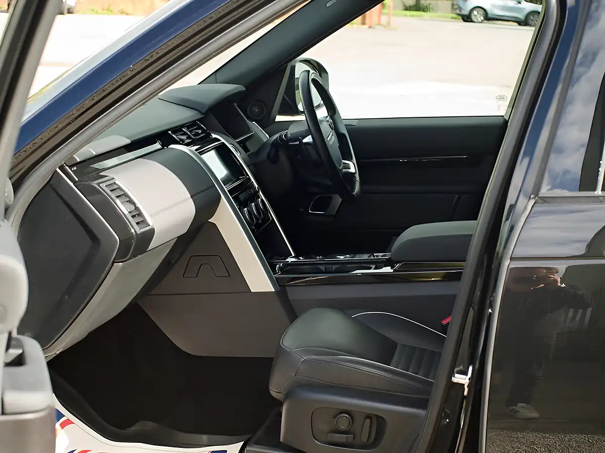 Used 2018 Land Rover Discovery Hse Black - Interior and Exterior details 17