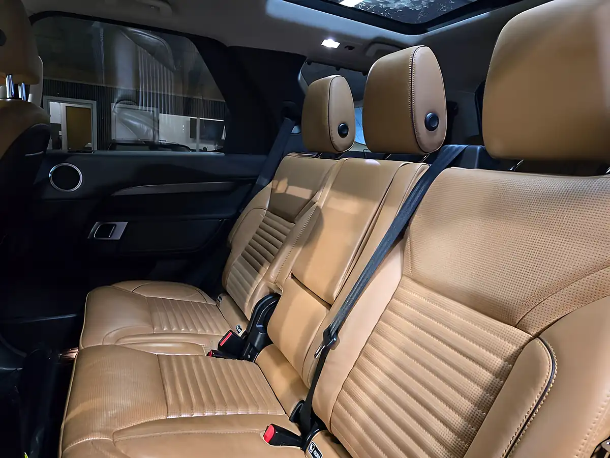 Used 2018 Land Rover Discovery Hse Blue - Interior and Exterior details 11