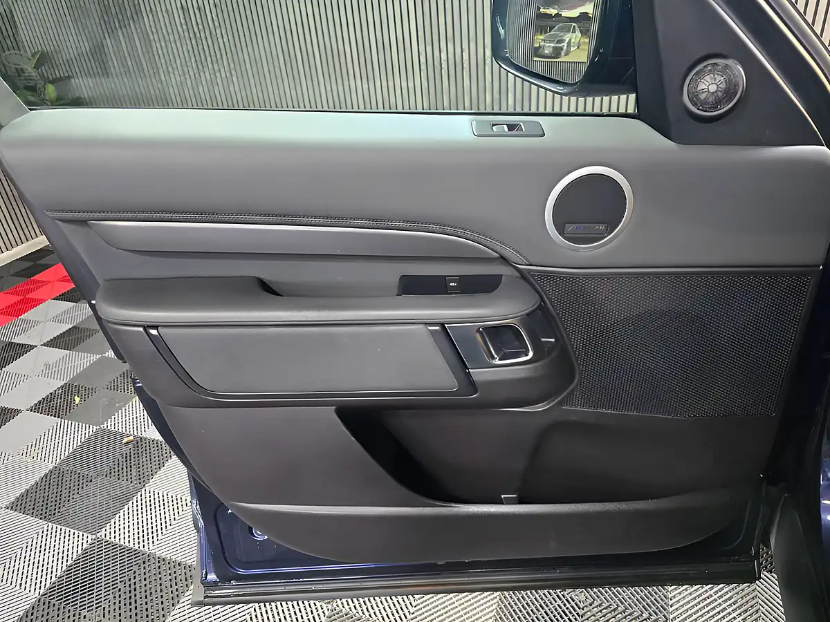 Used 2018 Land Rover Discovery Hse Blue - Interior and Exterior details 12